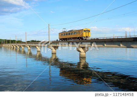 【JR西日本】123系（小野田線：妻崎〜居能・厚東川橋梁） 117148458