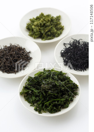 色々な海草の乾物（ひじき、ばら海苔、かじめ、アオサ） 117148506