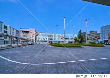 東京都稲城市の若葉台駅北側ロータリーを(西側に向いて)見る 117148514