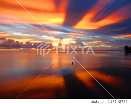 フレンチポリネシア モーレア島 夕焼け ジオラマ風 フレンチポリネシア モーレア島 夕焼け ジオラマ風 117148725