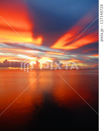 フレンチポリネシア　モーレア島　夕焼け　ジオラマ風 117148728