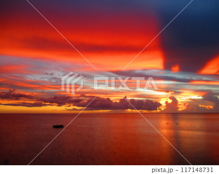 フレンチポリネシア モーレア島 夕焼け ジオラマ風 フレンチポリネシア モーレア島 夕焼け ジオラマ風 117148731
