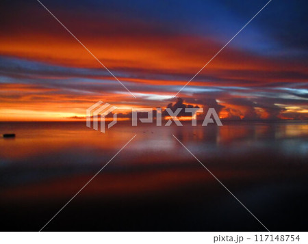 フレンチポリネシア モーレア島 夕焼け ジオラマ風 フレンチポリネシア モーレア島 夕焼け ジオラマ風 117148754