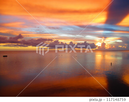 フレンチポリネシア モーレア島 夕焼け ジオラマ風 フレンチポリネシア モーレア島 夕焼け ジオラマ風 117148759