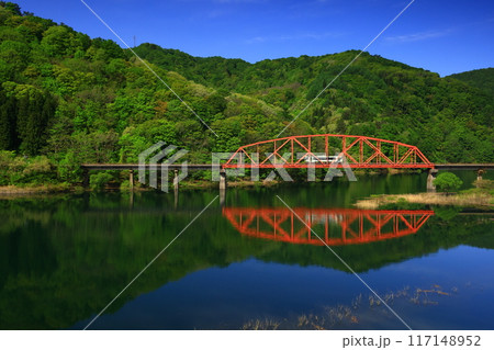 岩手県西和賀町 新緑の錦秋湖 岩手県西和賀町 新緑の錦秋湖 117148952