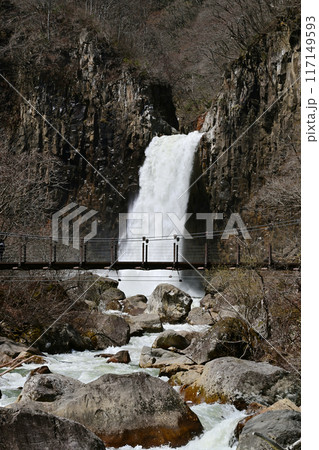 雪解け水が流れる苗名滝　新潟県観光名所　日本の滝百選　妙高高原自然歩道 117149593