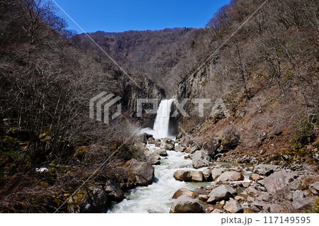 雪解け水が流れる苗名滝　新潟県観光名所　日本の滝百選　妙高高原自然歩道 117149595
