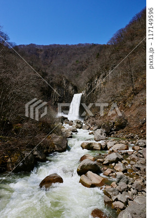 雪解け水が流れる苗名滝　新潟県観光名所　日本の滝百選　妙高高原自然歩道 117149596