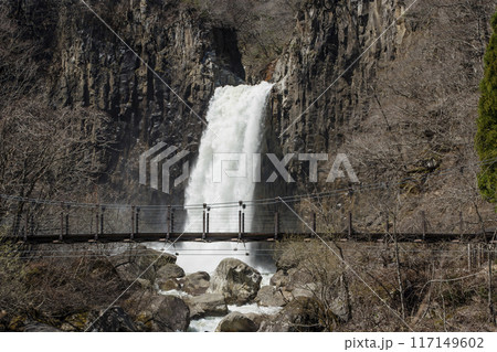 雪解け水が流れる苗名滝　新潟県観光名所　日本の滝百選　妙高高原自然歩道 117149602