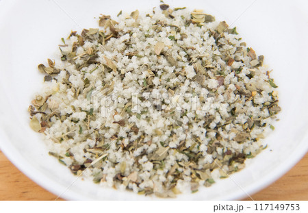 白い皿に入れたハーブソルト 白い皿に入れたハーブソルト 117149753