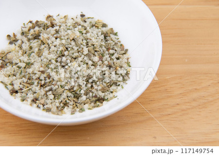 白い皿に入れたハーブソルト 117149754