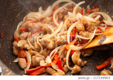 ガパオライスの調理シーン(野菜と肉を炒める) ガパオライスの調理シーン(野菜と肉を炒める) 117149903