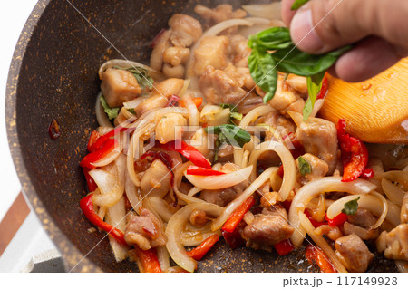 ガパオライスの調理シーン（こぶみかんの葉とバジルを加えてさらに炒める） 117149928