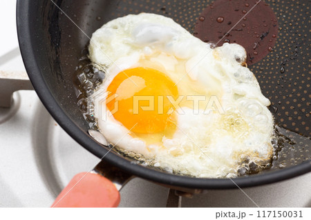ガパオライスの調理シーン（揚げ焼き目玉焼きを作る） 117150031