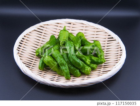 ザルにのせたししとう 117150035