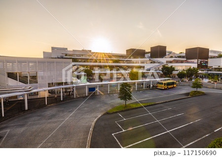日本の藤沢都市景観　7月。東海道本線　辻堂駅前のバスロータリーや夕日などを望む…＝21日 117150690