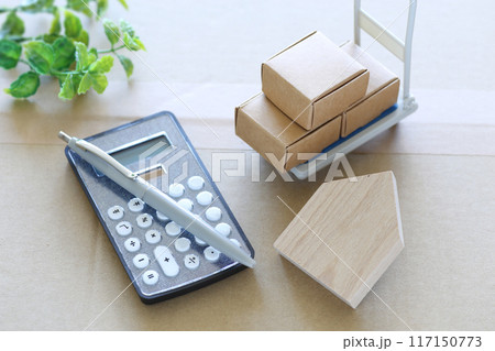 家の模型や段ボールのミニチュアを使った引っ越しや見積もりのイメージ 117150773
