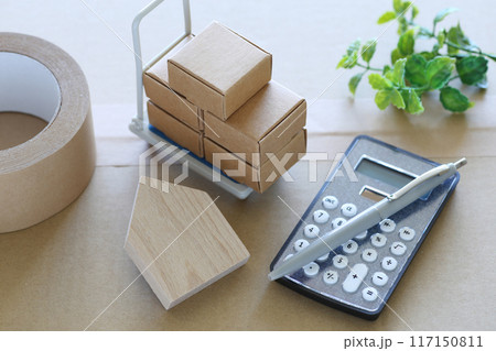 家の模型や段ボールのミニチュアを使った引っ越しや見積もりのイメージ 117150811