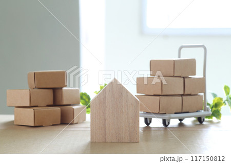 家の模型や段ボールのミニチュアを使った引っ越しや見積もりのイメージ 家の模型や段ボールのミニチュアを使った引っ越しや見積もりのイメージ 117150812