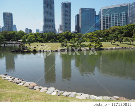 超高層ビル群に囲まれた初夏の浜離宮庭園 117150813