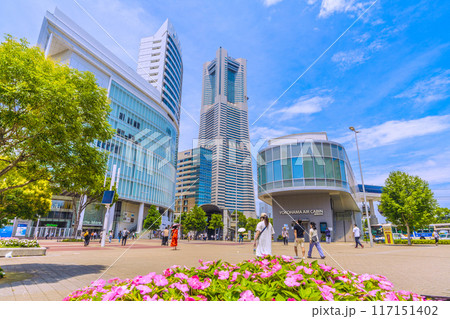 日本の横浜都市景観 桜木町駅前から夏空が広がる横浜ランドマークタワーなど、みなとみらいの街を望む 117151402