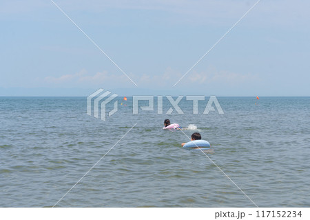 海水浴を楽しむ子供達 海水浴を楽しむ子供達 117152234