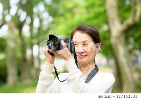 カメラを手の持つシニア女性 117152533