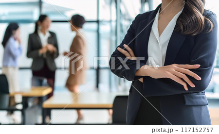 オフィスでの休憩時間に話をする人たち　井戸端会議 117152757