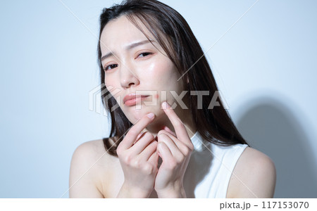 ニキビに悩む女性イメージ ニキビに悩む女性イメージ 117153070