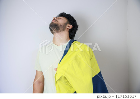 黄色い作業服を肩にかける男性 黄色い作業服を肩にかける男性 117153617