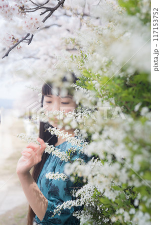 春の花に埋もれる女性 117153752