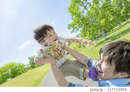 公園で息子を抱き上げる父親 公園で息子を抱き上げる父親 117153958