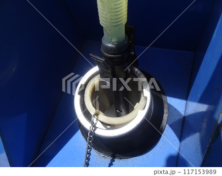 工事現場で発電機へポリタンクから軽油を給油している状況 117153989