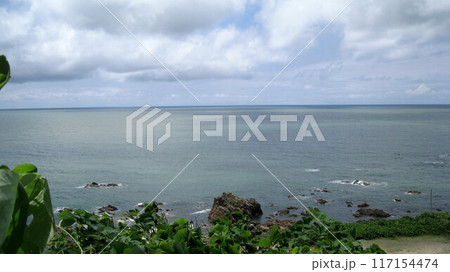 岬から見下ろす日本海と青空と白い雲 117154474