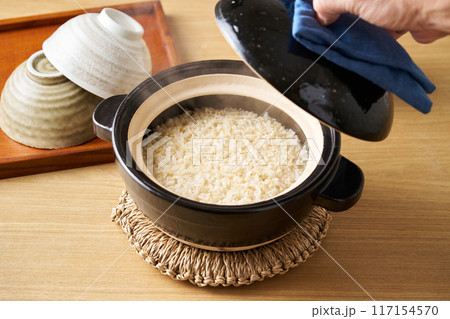 土鍋で炊いた炊き立ての胚芽米 117154570