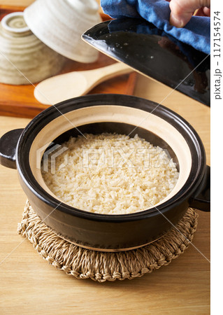 土鍋で炊いた炊き立ての胚芽米 117154574
