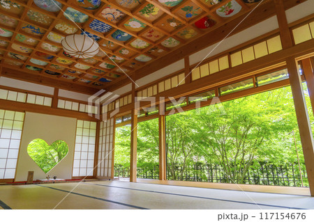 京都　正寿院　ハートの猪目窓 117154676