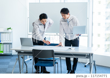 ミーティングする作業着のビジネスマン 117154771