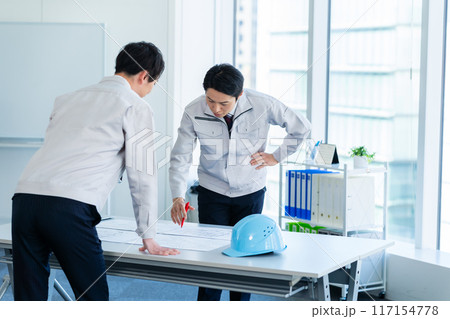 ミーティングする作業着のビジネスマン ミーティングする作業着のビジネスマン 117154778