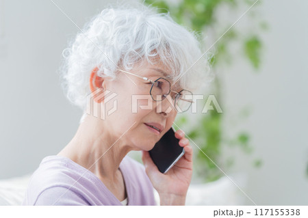 スマホで通話する高齢者女性 スマホで通話する高齢者女性 117155338
