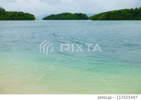 沖縄　石垣島　川平湾の風景　透明な海 117155447