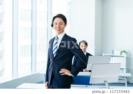 オフィスで働く日本人男性のオペレーター 117155483