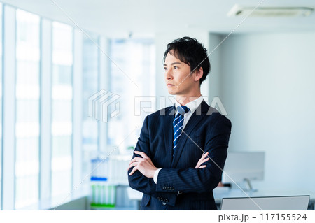 オフィスで働くビジネスマン 117155524