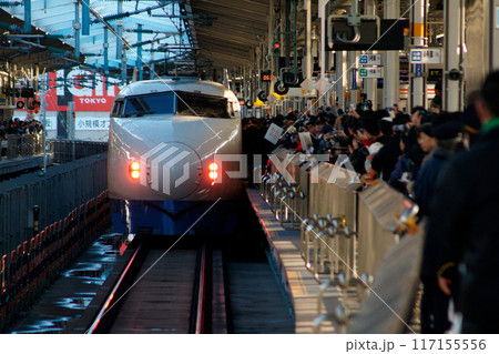 山陽新幹線0系こだま号（新大阪駅発の定期運行列車最終日：こだま639号） 117155556