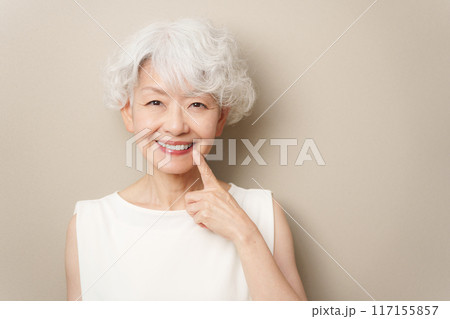 白い歯を指差す高齢者女性 白い歯を指差す高齢者女性 117155857