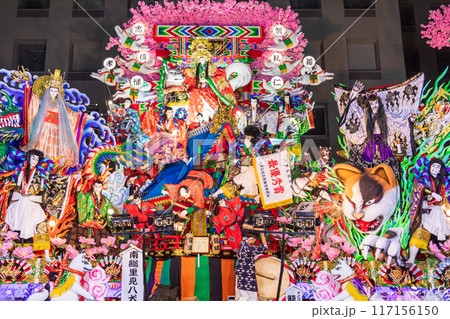 「青森県」山車の夜間展示運行 八戸三社大祭・夏 「青森県」山車の夜間展示運行 八戸三社大祭・夏 117156150