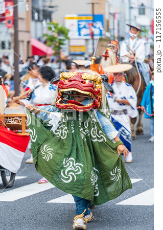 「青森県」八戸三社大祭の神社行列に連なる獅子舞　八戸市 117156555