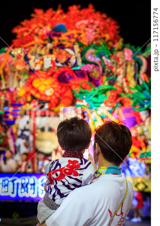 「青森県」最終日の祭りを哀しむ親子 八戸三社大祭・夏 「青森県」最終日の祭りを哀しむ親子 八戸三社大祭・夏 117156774
