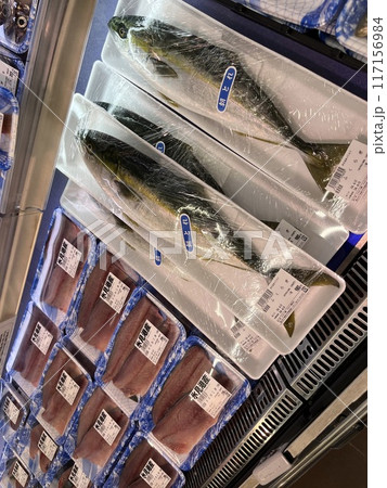 スーパーの鮮魚コーナー 117156984