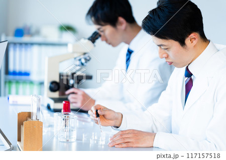 実験するビジネスマン 実験するビジネスマン 117157518